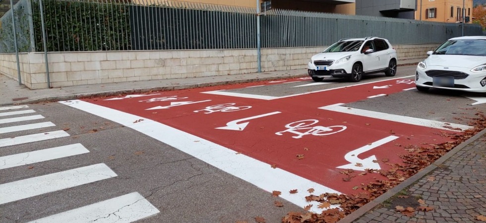 Le prime 'case avanzate' per i ciclisti arrivano a Trento: biciclette davanti alle auto in due incroci del capoluogo